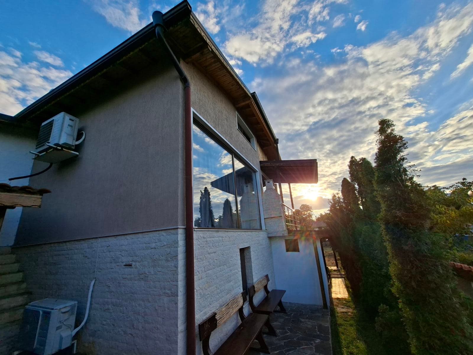 Home In Green – къщата и дворът